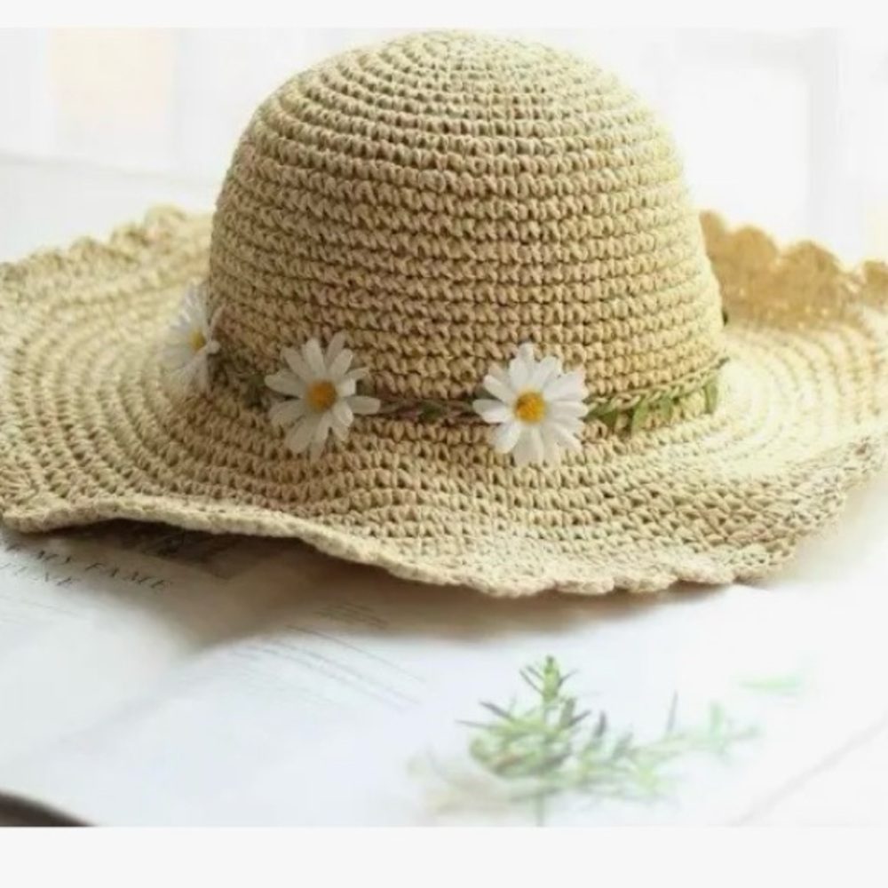 Beautiful Women's Straw Hat with Daisies, Never worn hand made